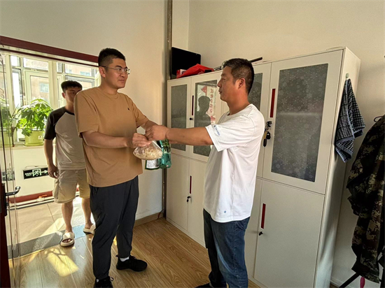 1721613885606081.jpg 0718綜合調(diào)查設(shè)計(jì)處組織開展夏日“送清涼”活動(dòng) (2).jpg