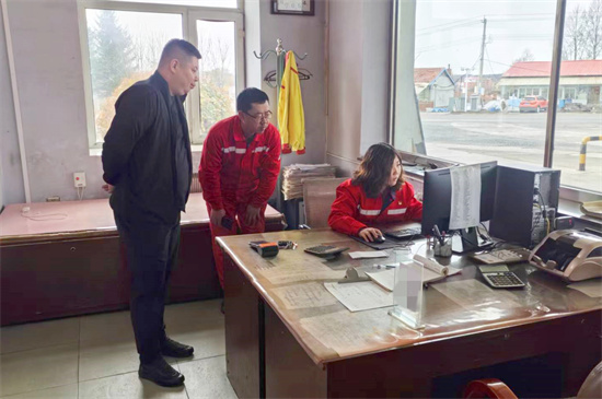 物資公司全力做好加油高峰安全保供活動(dòng) (3).jpg