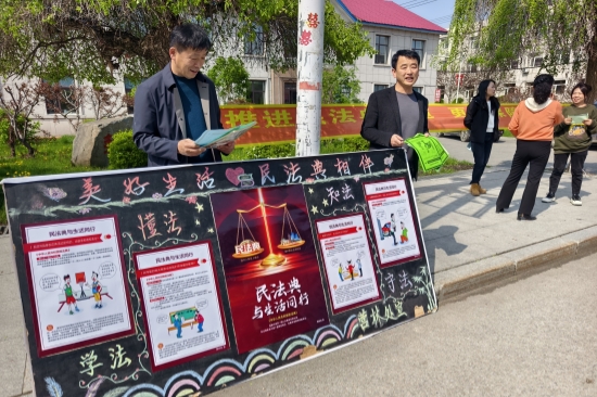 1748937361346788.jpg “典”亮綠色林海 法治護航生態(tài)營林處多措并舉開展民法典宣傳活動(3).jpg