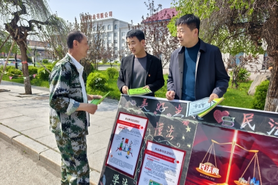 1748937380351389.jpg “典”亮綠色林海 法治護航生態(tài)營林處多措并舉開展民法典宣傳活動(2).jpg