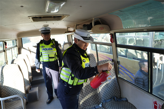 1761810312466919.jpg 筑牢交通防線 嚴守安全底線 泉林公司開展通勤車安全專項檢查(3).jpg